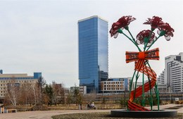 В сквере Победителей у Дворца пионеров и школьников